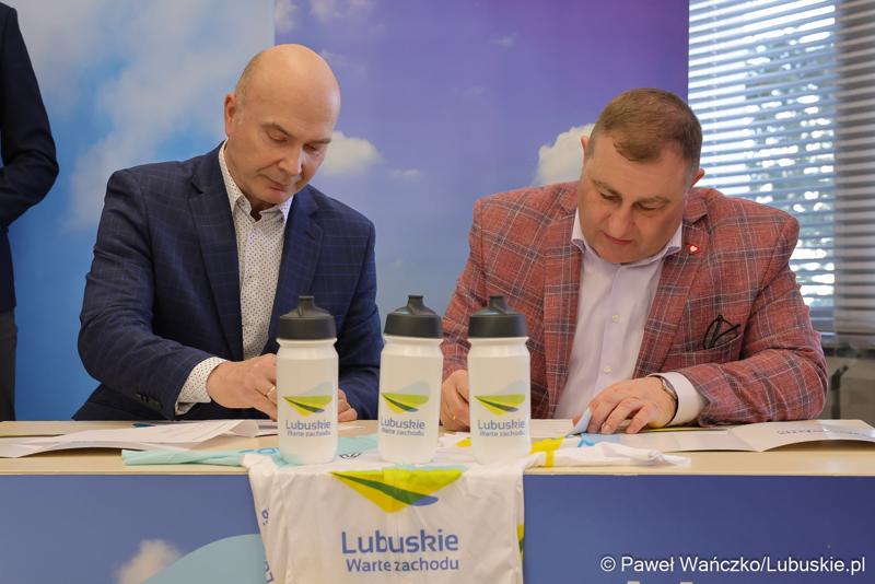 Uczestnicy konferencji prasowej poświęconej wsparciu Lubuskiego Związku Kolarskiego