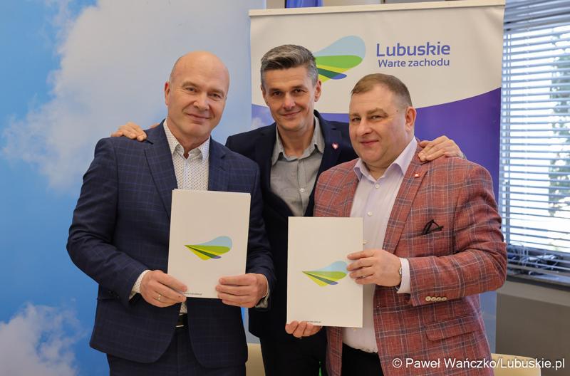 Uczestnicy konferencji prasowej poświęconej wsparciu Lubuskiego Związku Kolarskiego