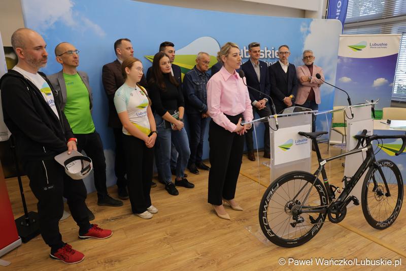 Uczestnicy konferencji prasowej poświęconej wsparciu Lubuskiego Związku Kolarskiego