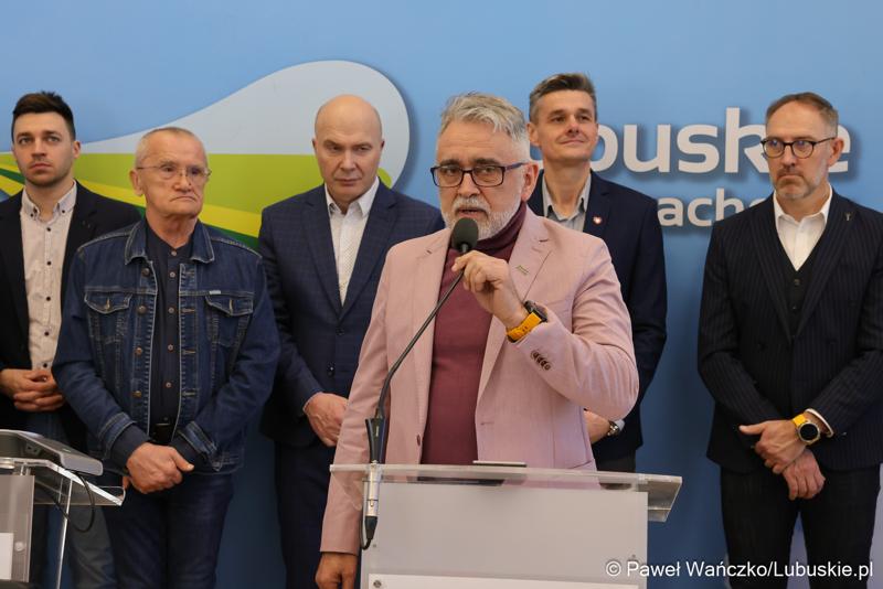 Uczestnicy konferencji prasowej poświęconej wsparciu Lubuskiego Związku Kolarskiego