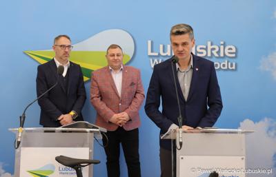 Uczestnicy konferencji prasowej poświęconej wsparciu Lubuskiego Związku Kolarskiego 