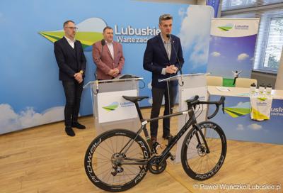 Uczestnicy konferencji prasowej poświęconej wsparciu Lubuskiego Związku Kolarskiego 