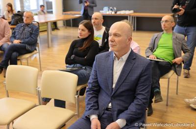 Uczestnicy konferencji prasowej poświęconej wsparciu Lubuskiego Związku Kolarskiego 