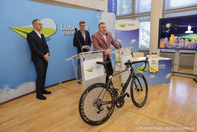 Uczestnicy konferencji prasowej poświęconej wsparciu Lubuskiego Związku Kolarskiego 