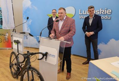 Uczestnicy konferencji prasowej poświęconej wsparciu Lubuskiego Związku Kolarskiego 