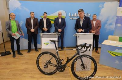 Uczestnicy konferencji prasowej poświęconej wsparciu Lubuskiego Związku Kolarskiego 