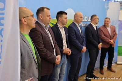 Uczestnicy konferencji prasowej poświęconej wsparciu Lubuskiego Związku Kolarskiego 