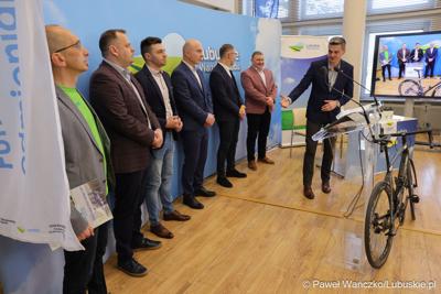 Uczestnicy konferencji prasowej poświęconej wsparciu Lubuskiego Związku Kolarskiego 