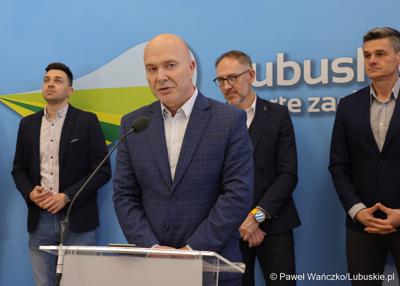 Uczestnicy konferencji prasowej poświęconej wsparciu Lubuskiego Związku Kolarskiego 