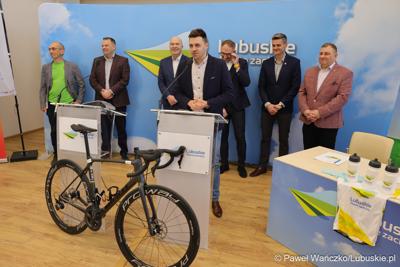 Uczestnicy konferencji prasowej poświęconej wsparciu Lubuskiego Związku Kolarskiego 