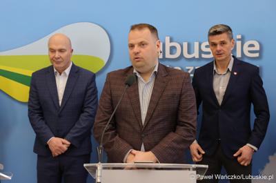 Uczestnicy konferencji prasowej poświęconej wsparciu Lubuskiego Związku Kolarskiego 