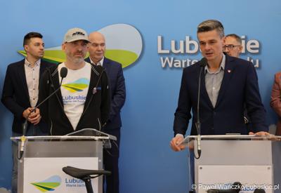 Uczestnicy konferencji prasowej poświęconej wsparciu Lubuskiego Związku Kolarskiego 