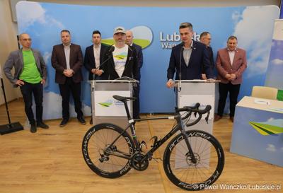 Uczestnicy konferencji prasowej poświęconej wsparciu Lubuskiego Związku Kolarskiego 