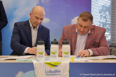Uczestnicy konferencji prasowej poświęconej wsparciu Lubuskiego Związku Kolarskiego 