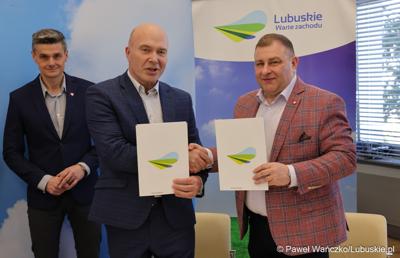 Uczestnicy konferencji prasowej poświęconej wsparciu Lubuskiego Związku Kolarskiego 