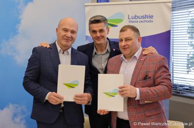Uczestnicy konferencji prasowej poświęconej wsparciu Lubuskiego Związku Kolarskiego 