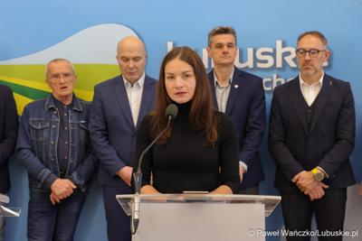Uczestnicy konferencji prasowej poświęconej wsparciu Lubuskiego Związku Kolarskiego 