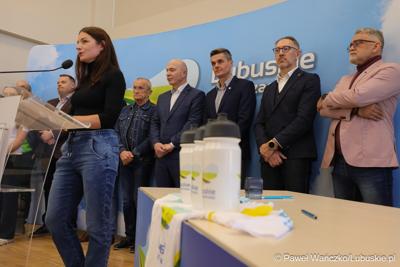 Uczestnicy konferencji prasowej poświęconej wsparciu Lubuskiego Związku Kolarskiego 