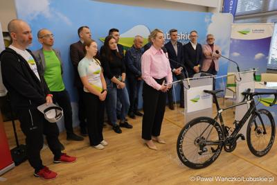 Uczestnicy konferencji prasowej poświęconej wsparciu Lubuskiego Związku Kolarskiego 