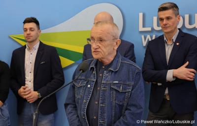 Uczestnicy konferencji prasowej poświęconej wsparciu Lubuskiego Związku Kolarskiego 