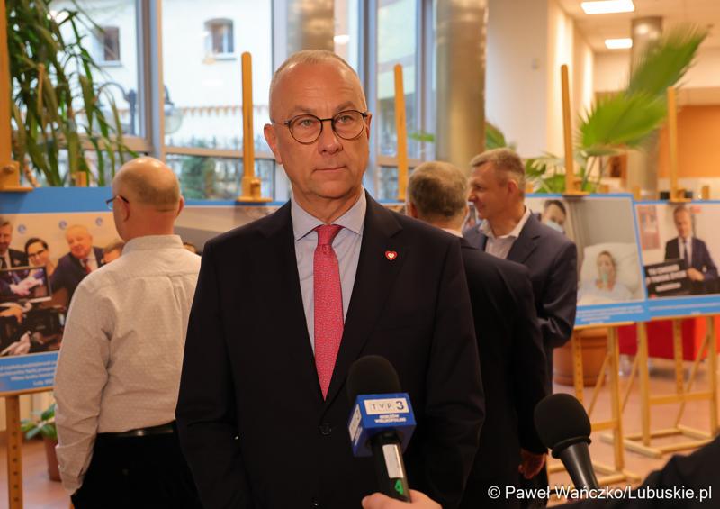 Marszałek Województwa Lubuskiego Marcin Jabłoński udziela wywaidu
