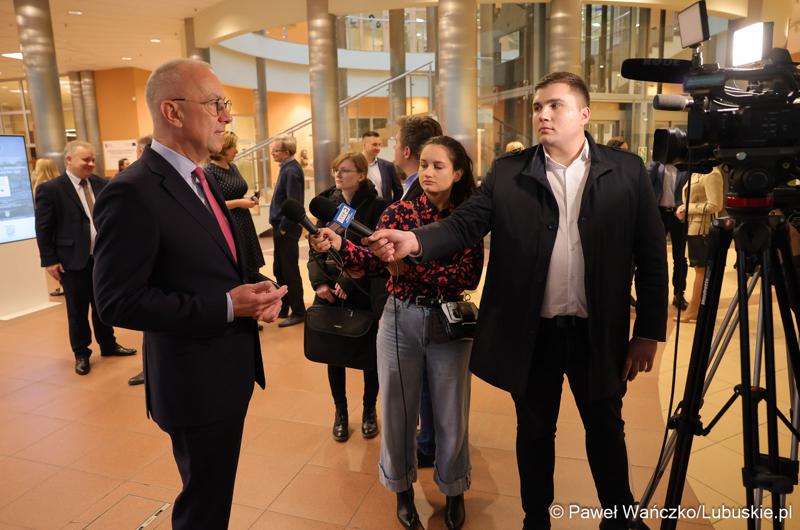 Marszałek Województwa Lubuskiego Marcin Jabłoński udziela wywaidu