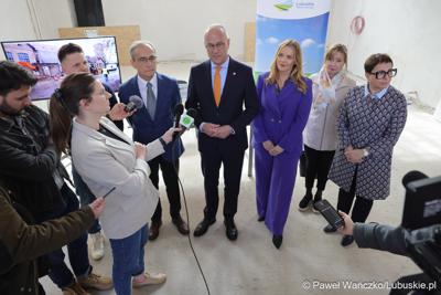 Uczestnicy konferencji prasowej dot. prezentacji Lubuskiego Centrum Kompetencji Cyfrowych i Usług Wspólnych – Data Center w Gorzowie Wlkp.