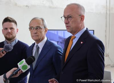 Uczestnicy konferencji prasowej dot. prezentacji Lubuskiego Centrum Kompetencji Cyfrowych i Usług Wspólnych – Data Center w Gorzowie Wlkp.