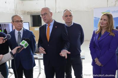 Uczestnicy konferencji prasowej dot. prezentacji Lubuskiego Centrum Kompetencji Cyfrowych i Usług Wspólnych – Data Center w Gorzowie Wlkp.