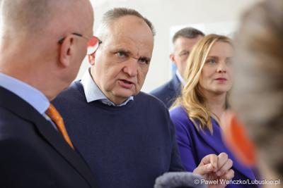 Uczestnicy konferencji prasowej dot. prezentacji Lubuskiego Centrum Kompetencji Cyfrowych i Usług Wspólnych – Data Center w Gorzowie Wlkp.