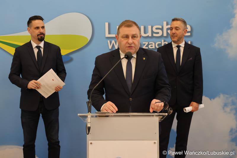 Uczestnicy konferencji prasowej dot. budowy mostu w Pomorsku wraz z budową nowego przebiegu drogi wojewódzkiej nr 281.