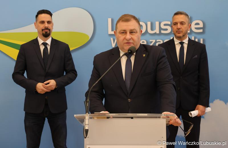Uczestnicy konferencji prasowej dot. budowy mostu w Pomorsku wraz z budową nowego przebiegu drogi wojewódzkiej nr 281.