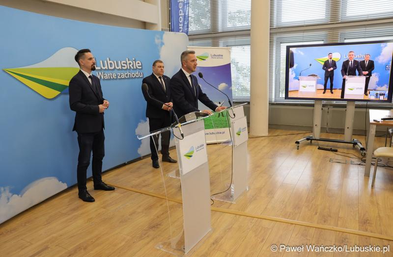 Uczestnicy konferencji prasowej dot. budowy mostu w Pomorsku wraz z budową nowego przebiegu drogi wojewódzkiej nr 281.