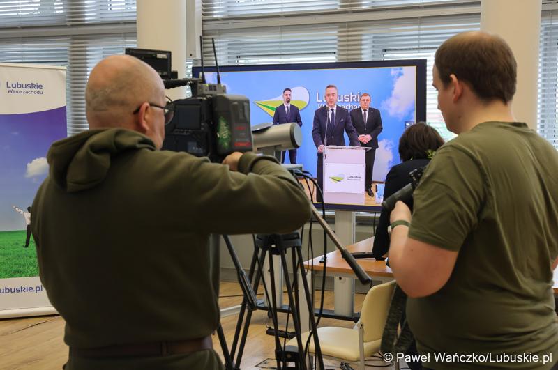 Uczestnicy konferencji prasowej dot. budowy mostu w Pomorsku wraz z budową nowego przebiegu drogi wojewódzkiej nr 281.