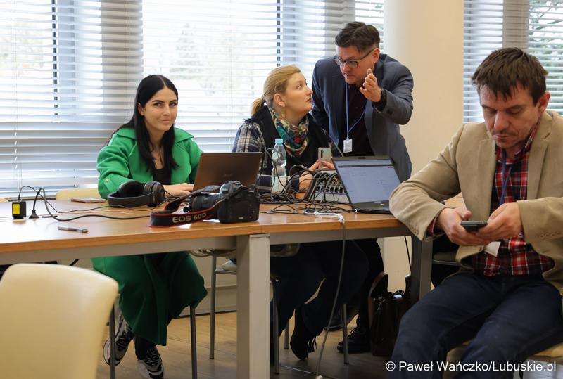 Uczestnicy konferencji prasowej dot. budowy mostu w Pomorsku wraz z budową nowego przebiegu drogi wojewódzkiej nr 281.