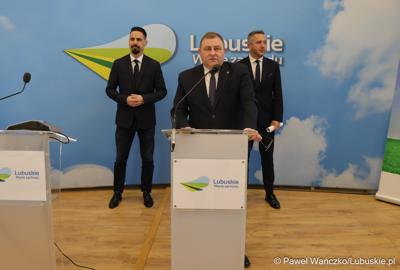 Uczestnicy konferencji prasowej dot. budowy mostu w Pomorsku wraz z budową nowego przebiegu drogi wojewódzkiej nr 281. 