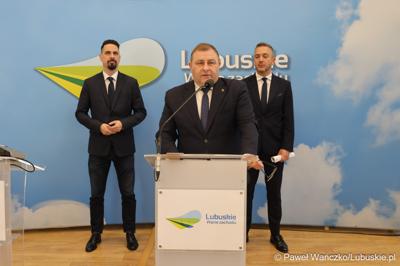 Uczestnicy konferencji prasowej dot. budowy mostu w Pomorsku wraz z budową nowego przebiegu drogi wojewódzkiej nr 281. 