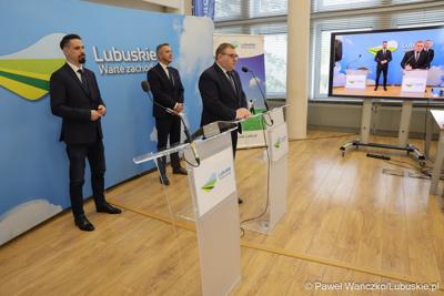 Uczestnicy konferencji prasowej dot. budowy mostu w Pomorsku wraz z budową nowego przebiegu drogi wojewódzkiej nr 281. 