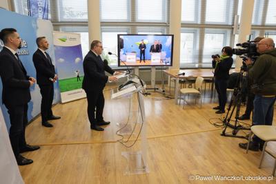 Uczestnicy konferencji prasowej dot. budowy mostu w Pomorsku wraz z budową nowego przebiegu drogi wojewódzkiej nr 281. 