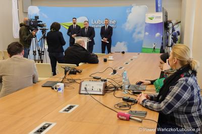 Uczestnicy konferencji prasowej dot. budowy mostu w Pomorsku wraz z budową nowego przebiegu drogi wojewódzkiej nr 281. 