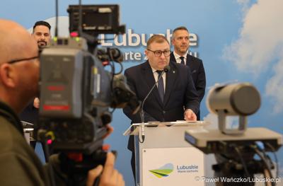 Uczestnicy konferencji prasowej dot. budowy mostu w Pomorsku wraz z budową nowego przebiegu drogi wojewódzkiej nr 281. 
