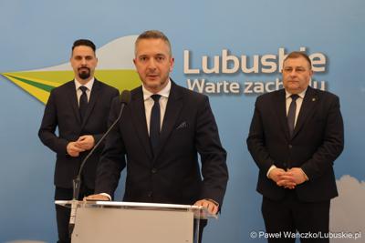 Uczestnicy konferencji prasowej dot. budowy mostu w Pomorsku wraz z budową nowego przebiegu drogi wojewódzkiej nr 281. 
