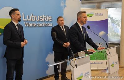 Uczestnicy konferencji prasowej dot. budowy mostu w Pomorsku wraz z budową nowego przebiegu drogi wojewódzkiej nr 281. 