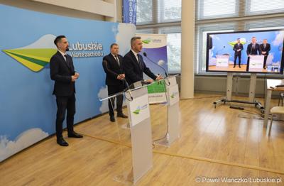 Uczestnicy konferencji prasowej dot. budowy mostu w Pomorsku wraz z budową nowego przebiegu drogi wojewódzkiej nr 281. 