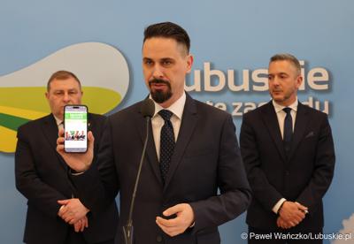 Uczestnicy konferencji prasowej dot. budowy mostu w Pomorsku wraz z budową nowego przebiegu drogi wojewódzkiej nr 281. 