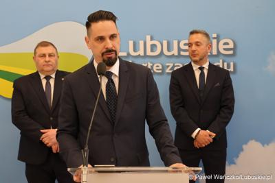 Uczestnicy konferencji prasowej dot. budowy mostu w Pomorsku wraz z budową nowego przebiegu drogi wojewódzkiej nr 281. 