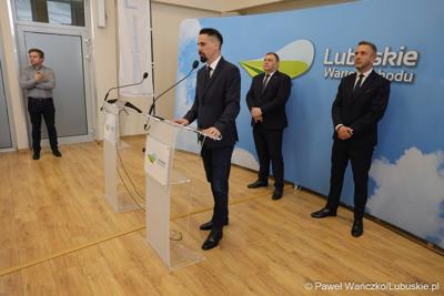 Uczestnicy konferencji prasowej dot. budowy mostu w Pomorsku wraz z budową nowego przebiegu drogi wojewódzkiej nr 281. 