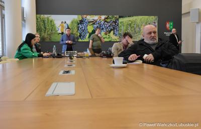 Uczestnicy konferencji prasowej dot. budowy mostu w Pomorsku wraz z budową nowego przebiegu drogi wojewódzkiej nr 281. 