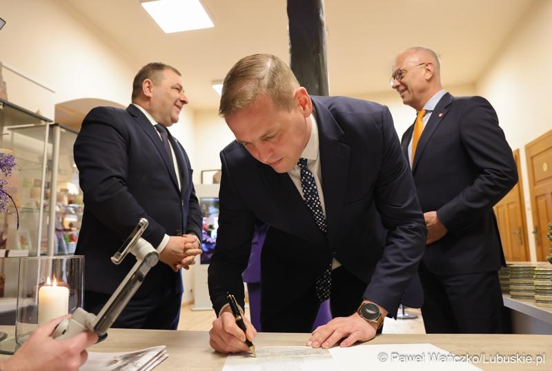Promocja książki „Lato zamknięte w karafce – przepisy na nalewki Jan Świrepy”. Na spotkanie z autorem - Janem Świrepą - radnym Województwa Lubuskiego, który ogłosił, że dobiegająca właśnie kadencja jest jego ostatnią jeśli chodzi o aktywność samorządowca, przybyło wielu gości.
