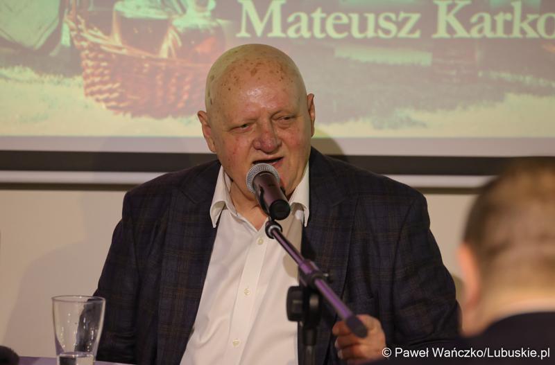 Promocja książki „Lato zamknięte w karafce – przepisy na nalewki Jan Świrepy”. Na spotkanie z autorem - Janem Świrepą - radnym Województwa Lubuskiego, który ogłosił, że dobiegająca właśnie kadencja jest jego ostatnią jeśli chodzi o aktywność samorządowca, przybyło wielu gości.